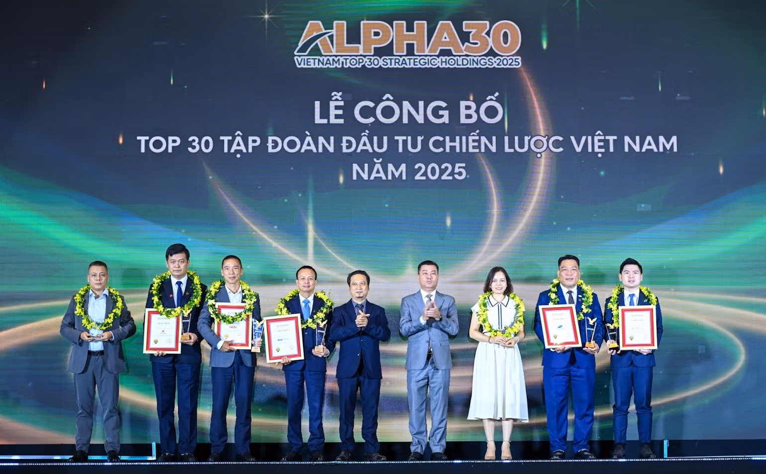 Ban tổ chức trao chứng nhận Top 30 Tập đoàn đầu tư chiến lược tại sự kiện.
