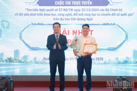 Giám đốc Sở Khoa học và Công nghệ tỉnh Quảng Ngãi Nguyễn Tấn Liêm trao giải Nhất tập thể cho Ủy ban nhân dân xã Bình Sơn. (Ảnh: HIỂN CỪ) 