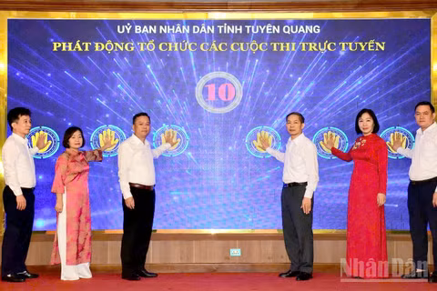 Đại biểu thực hiện nghi thức phát động cuộc thi. (Ảnh: ĐỨC THẮNG)