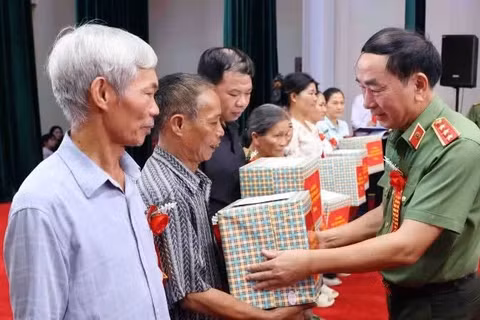 Thứ trưởng Công an Trần Quốc Tỏ trao quà tặng gia đình chính sách, có hoàn cảnh khó khăn trong Ngày hội toàn dân bảo vệ an ninh Tổ quốc tỉnh Ninh Bình năm 2025. (Ảnh: THANH HÀ-VĂN LÚA) 
