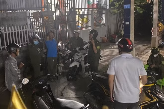 Lực lượng chức năng đi bắt con chó nghi mắc bệnh dại.