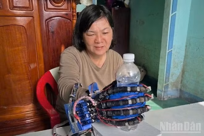 Găng tay thông minh tích hợp trí tuệ nhân tạo, hỗ trợ tập vật lý trị liệu và trợ lực cho người suy nhược cơ ngón tay.