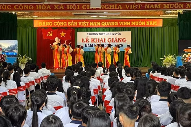 Lễ khai giảng Trường trung học phổ thông Ngô Quyền.