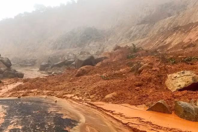 Đèo Gia Bắc bị sạt lở. (Ảnh: QUÝ NGỌC)