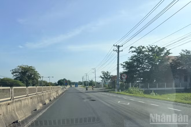 Quốc lộ 1 xuất hiện nhiều "ổ gà" nằm giữa làn đường. (ẢNH: THANH HẢI)