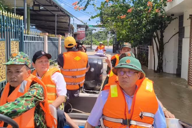 Phó Chủ tịch Ủy ban nhân dân tỉnh Lâm Đồng Nguyễn Minh đến trực tiếp địa phương bị ảnh hưởng.