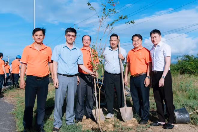 Lãnh đạo xã cùng với doanh nghiệp tham gia trồng cây xanh. (Ảnh: HOÀNG YẾN)