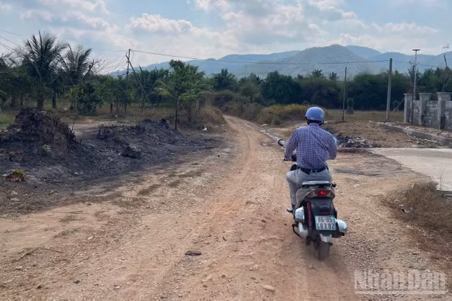 Đường 9 (thôn 3, xã Hàm Tân) có hơn 100 hộ sản xuất nông nghiệp, chỉ là con đường đất nhỏ, hẹp.