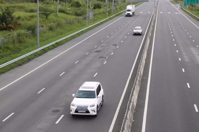 Nhiều vị trí tại km234 cao tốc Vĩnh Hảo-Phan Thiết, đoạn gần nút giao Ba Bàu xuất hiện các vết trám. (Ảnh đơn vị thi công cung cấp)