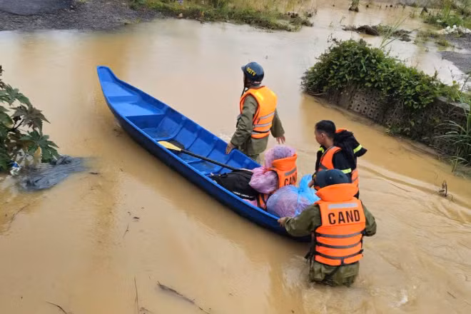 Lực lượng chức năng đã đưa nhiều người dân ra khỏi vùng ngập.