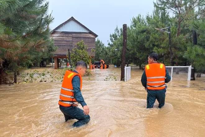 Cơ quan chức năng vẫn đang tiếp tục hỗ trợ người dân.