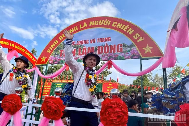Thanh niên tươi cười trước giờ nhập ngũ.