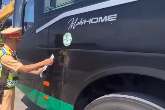 Xe khách vi phạm bị tạm giữ 7 ngày.