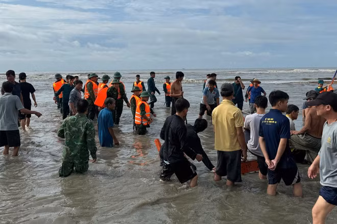 Lực lượng chức năng đã hỗ trợ đưa phương tiện gặp nạn lên bờ. (Ảnh: NGUYỄN THÀNH)