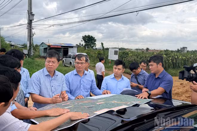 Lãnh đạo Ủy ban nhân dân tỉnh Lâm Đồng kiểm tra dự án khu tái định cư.