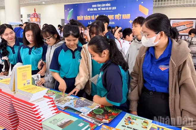 Các bạn học sinh đọc sách tại ngày hội.