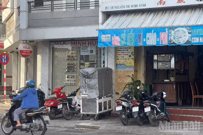 Xe bánh mì gây ngộ độc gần 100 người.