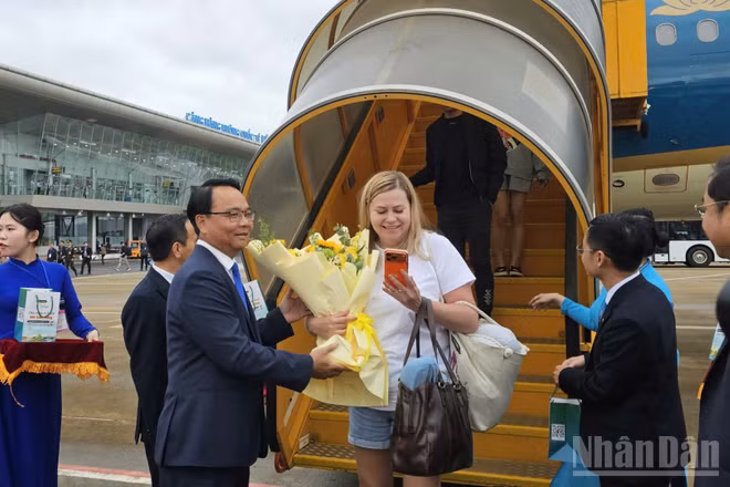 Lãnh đạo tỉnh Lâm Đồng tặng hoa cho du khách. (Ảnh: MAI VĂN BẢO)