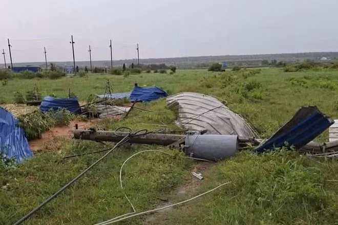 Nhiều mái tôn trên địa bàn xã Hàm Thuận Nam bị thổi bay. (Ảnh: Hà Trâm)