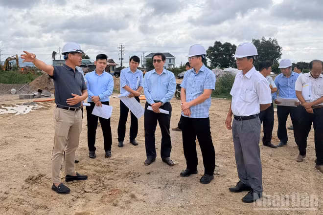 Lãnh đạo tỉnh Lâm Đồng kiểm tra dự án khu tái định cư tại xã Hàm Liêm.