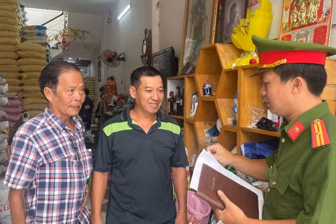 Công an phường Phan Thiết tuyên truyền người dân trong việc gìn giữ an ninh trật tự.