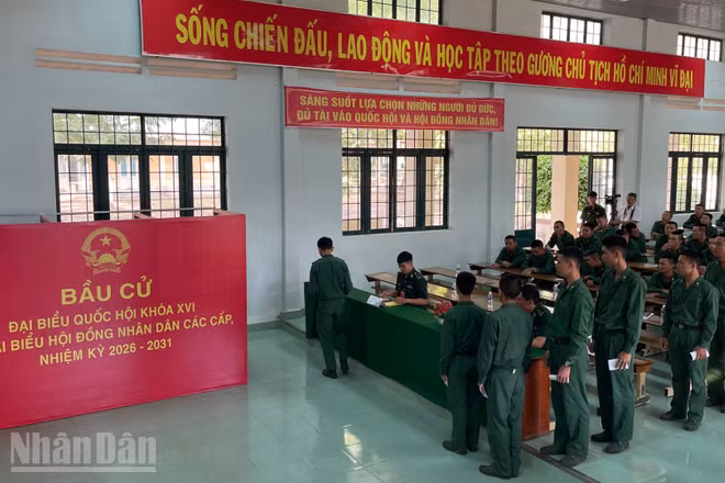 Các cử tri nghiêm chỉnh chờ bỏ phiếu.