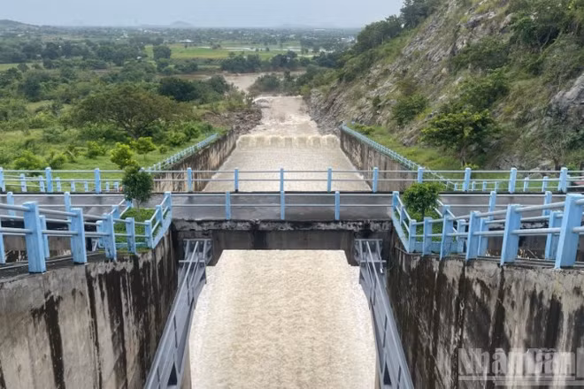 Hồ Sông Quao đang xả lũ.