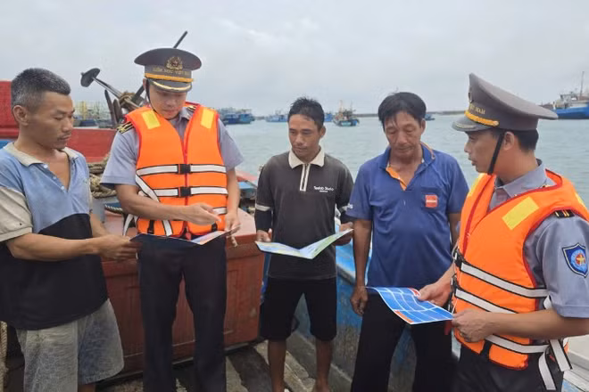 Lực lượng kiểm ngư tuyên truyền cho ngư dân tại Đặc khu Phú Quý.