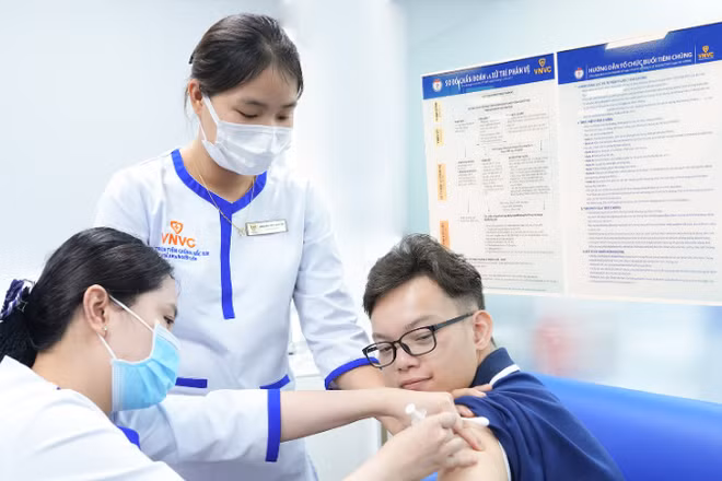 Người dân tiêm vaccine bệnh não mô cầu.