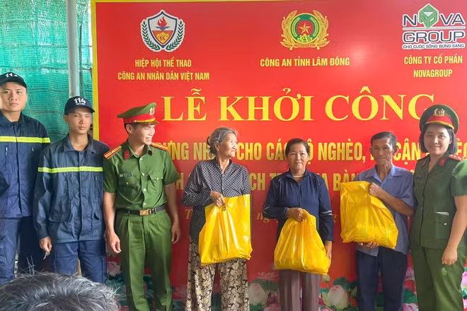 Lực lượng Phòng Cảnh sát chữa cháy và cứu nạn cứu hộ tặng 3 phần quà cho các gia đình. (ẢNH: MINH TRÂM)
