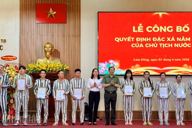 Thứ trưởng Công an Lê Văn Tuyến trao quyết định đặc xá cho các phạm nhân.