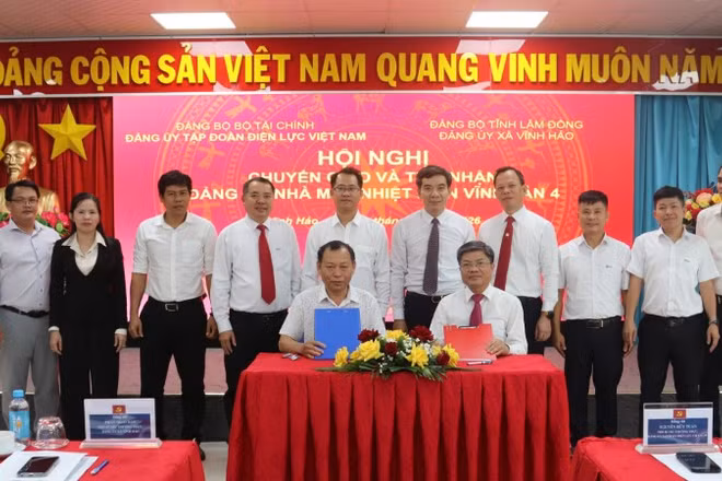 Đại diện Ban Tổ chức, Đảng ủy EVN và Ban Xây dựng Đảng, Đảng ủy xã Vĩnh Hảo ký biên bản bàn giao, tiếp nhận Đảng bộ Nhà máy Nhiệt điện Vĩnh Tân 4.