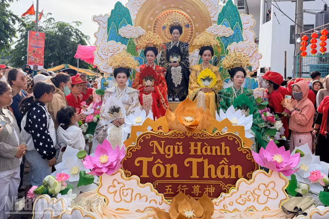 Lễ hội Trung Nguyên Kiến Tiêu Nghinh Ông Quan Thánh Đế Quân xuất du qua các đường phố. (ẢNH: THANH HẢI)