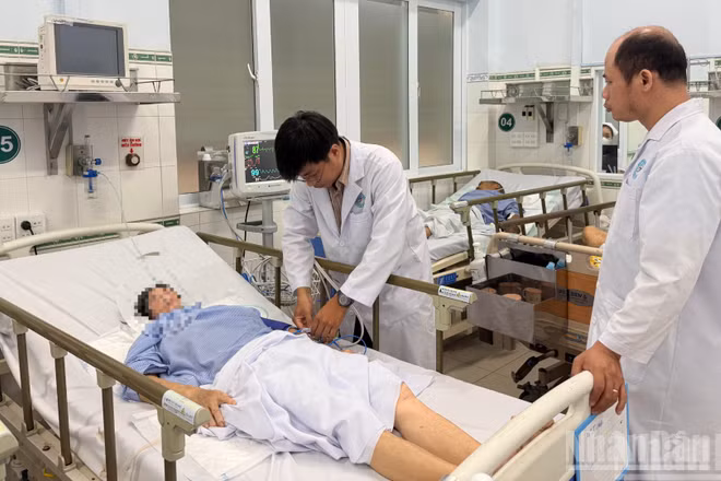 Các bác sĩ khám cho bệnh nhân. (Ảnh: THANH HẢI)