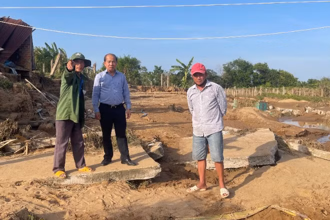 Sở Xây dựng khảo sát con đường bê tông của khu phố Kim Bình bị hư hỏng, chia cắt các hộ dân.