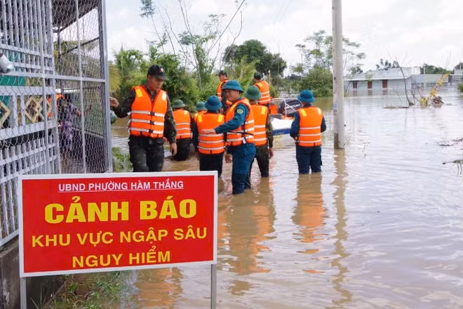 Phường Hàm Thắng tiếp tục ngập sâu.