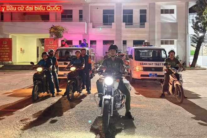 Công an phường Phú Thủy ra quân trấn áp tội phạm.