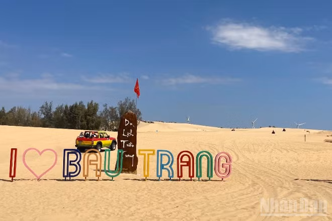 Khu du lịch Bàu Trắng thu hút khách.