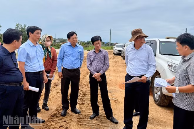 Phó Chủ tịch Ủy ban nhân dân tỉnh Lâm Đồng Nguyễn Minh đã đi kiểm tra các dự án.