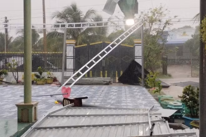 Nhà dân xã Hồng Sơn bị lốc xoáy gây thiệt hại.