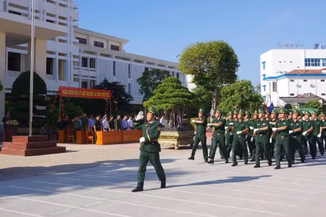 Các đơn vị ra quân huấn luyện.