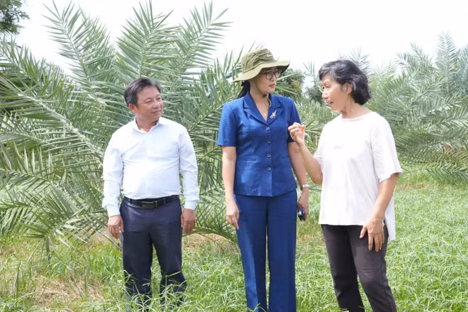 Bí thư Đảng ủy xã Hàm Thuận Nam Nguyễn Minh Hoàng (áo xanh) khảo sát tình hình xã hội tại cơ sở. (Ảnh: HOÀNG VÂN)
