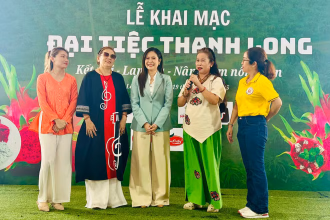 Nghệ sĩ Thanh Thúy đang hướng dẫn nông dân bán hàng trên mạng