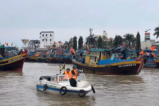 Lực lượng tăng cường kiểm tra trên cảng cá Phan Thiết. (ẢNH: THANH HẢI)