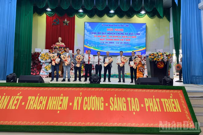 Ủy ban nhân dân xã Đức Linh trao bảng ghi nhớ hợp tác với doanh nghiệp. (Ảnh: THANH HẢI)