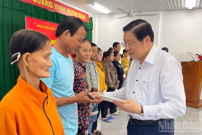 Đồng chí Phan Đình Trạc, Ủy viên Bộ Chính trị, Trưởng Ban Nội chính Trung ương, tặng quà người dân xã Hàm Thuận.