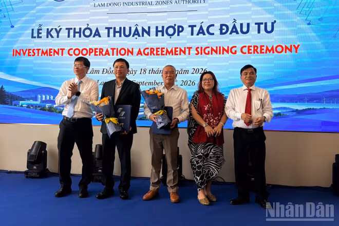 Tỉnh trao chứng nhận đầu tư cho doanh nghiệp. (Ảnh: THANH HẢI)