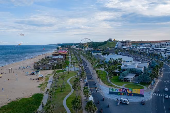 Du lịch tại khu vực ven biển tỉnh Lâm Đồng.