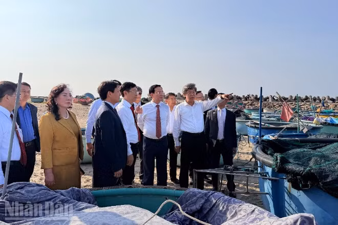 Đồng chí Hồ Văn Mười, Chủ tịch Ủy ban nhân dân tỉnh Lâm Đồng cùng lãnh đạo tỉnh, địa phương tham quan Bãi đá Ông Địa.