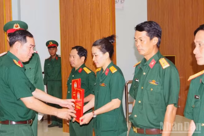 Trao quyết định cho sĩ quan về địa phương.